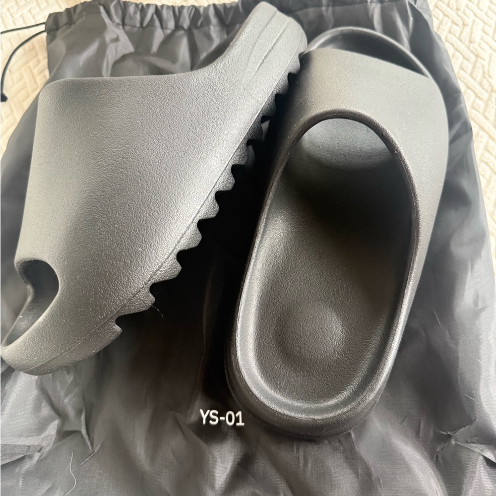Yeezy YS-01 Black Slides (size 8) NWT